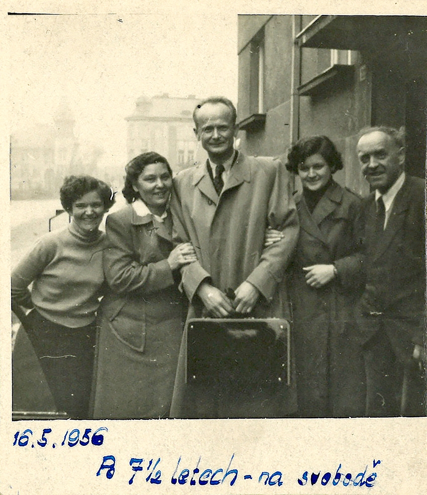 Květoslava (druhá zprava) po propuštění otce z vězení 16. května 1956. Zdroj: archiv pamětnice