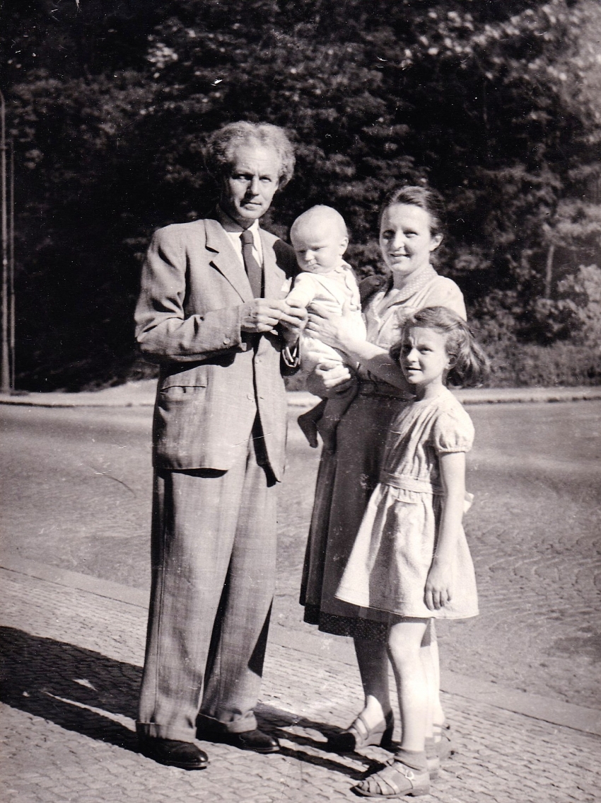 S tatínkem, spisovatelem Václavem Karlem Kroftou. Dcera Jarmila, syn Jan Mlch. Zdroj: archiv pamětnice
