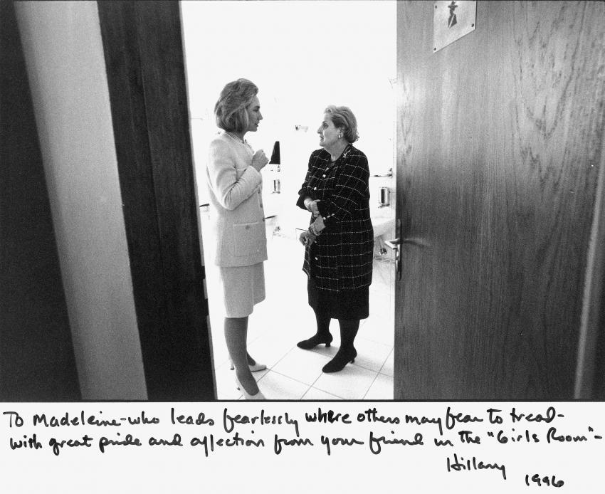 Madeleine Albright na fotografii s Hillary Clinton s osobním věnováním