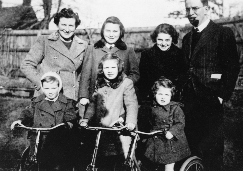 Rodina Korbelova během válečných let v Anglii. Madeleine vpravo vpředu.