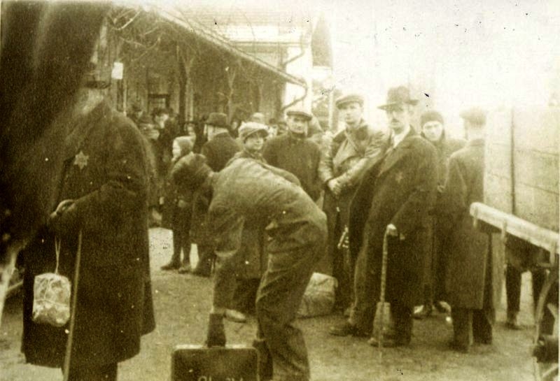 Transport židů z boskovického nádraží na unikátním dobovém snímku. Zdroj: Muzeum Boskovicka