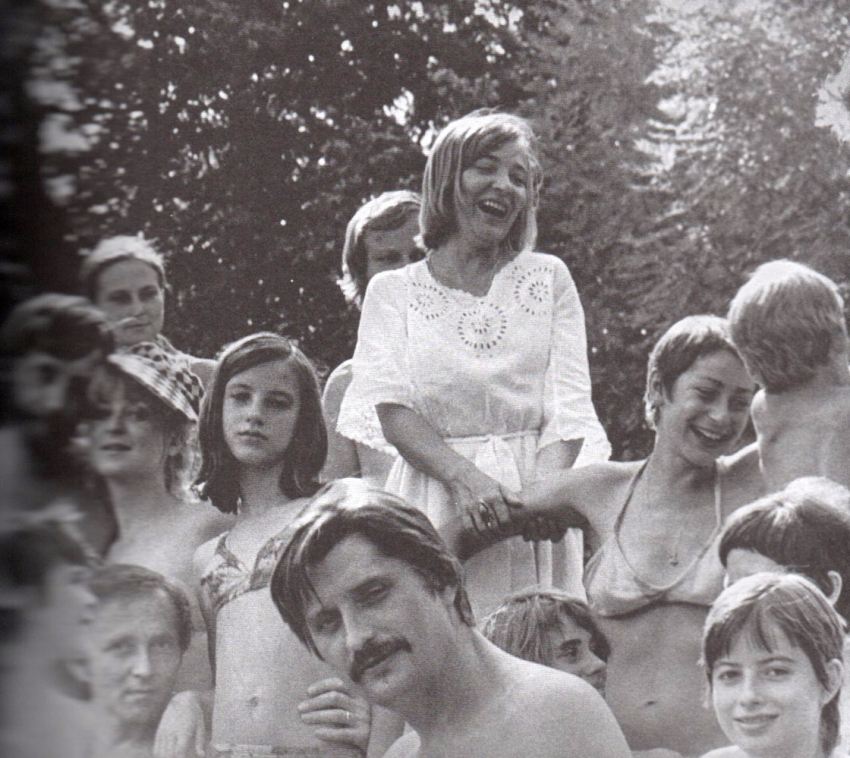 1976, Letní narozeninové oslavy narozenin na Kozlech. Jiří Dienstbier dole uprostřed
