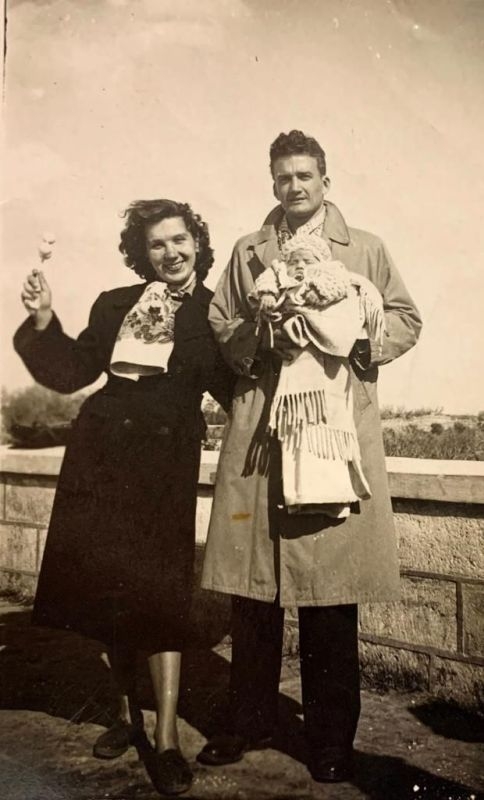 Andor Brakus s rodiči v uprchlickém táboře v Itálii. Zdroj: Paměť národa / archiv pamětníka