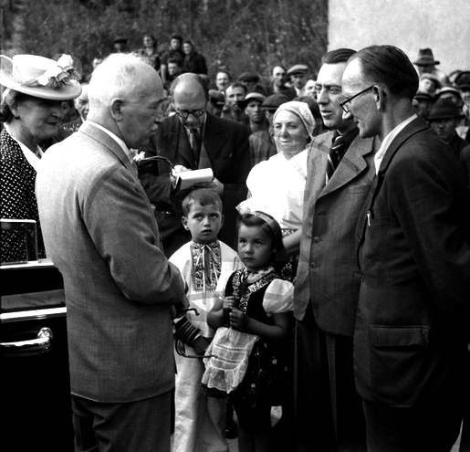 Podbrezová, 1. září 1945: prezident Beneš na návštěvě na středním Slovensku. Tou dobou se Tiso ještě skrýval v klášteře v bavorském Altöttingu. Zdroj: ČTK