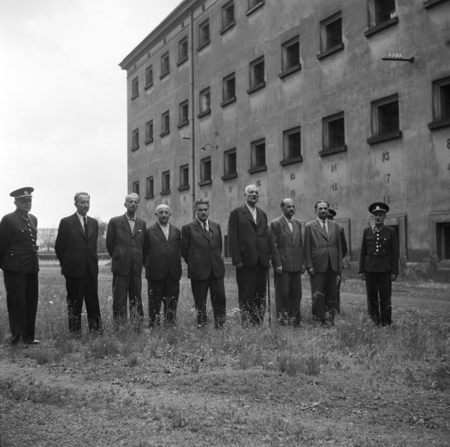 Členové protektorátní vlády na dvoře pankrácké věznice, červen 1945