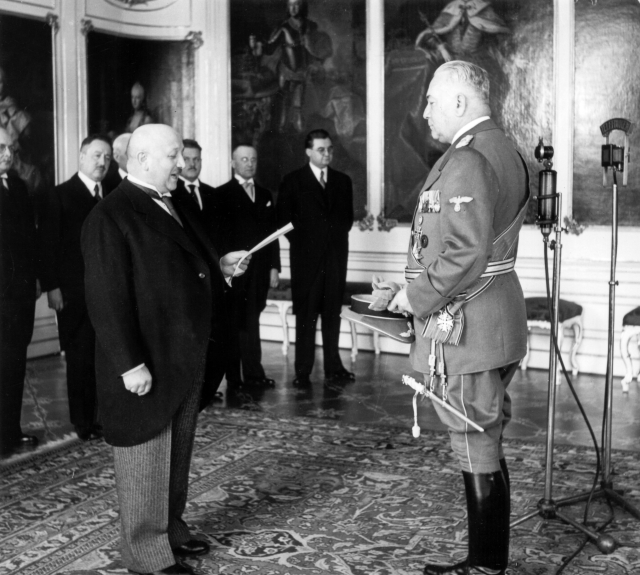 Rudolf Beran a Konstantin von Neurath na Pražském hradě 5. dubna 1939