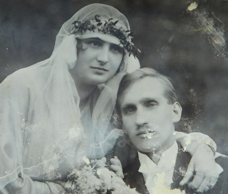 Ludmila a Jaroslav Knápkovi, svatební foto z roku 1923. Zdroj: Paměť národa / archiv rodiny Knápkových