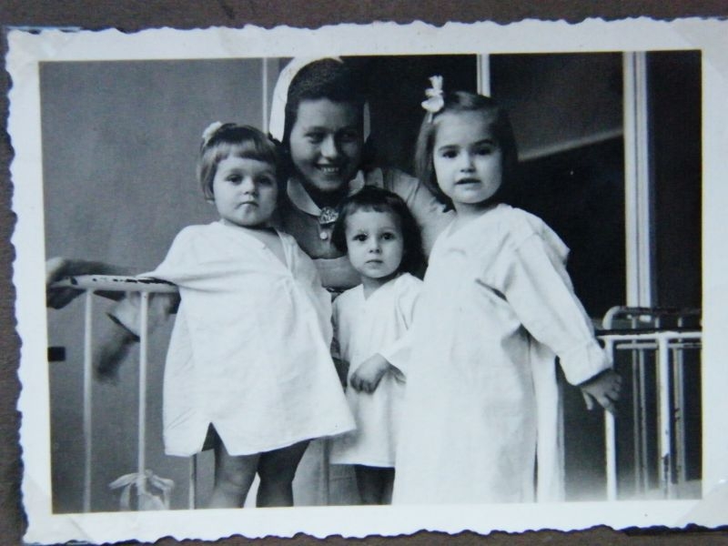 Veronika Hanfová jako dítě uprostřed. Snímek pořízený během jedné z tajných návštěv uchovaný v albu tety Veroniky Rýmonové