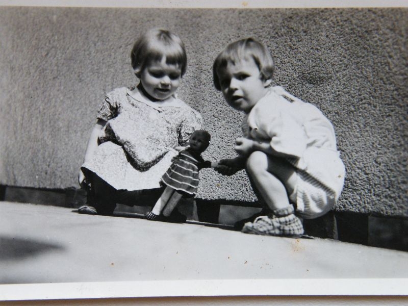 Veronika Rýmonová rozená Hanfová na snímku z dětství vpravo. Zdroj: Paměť národa / archiv pamětnice