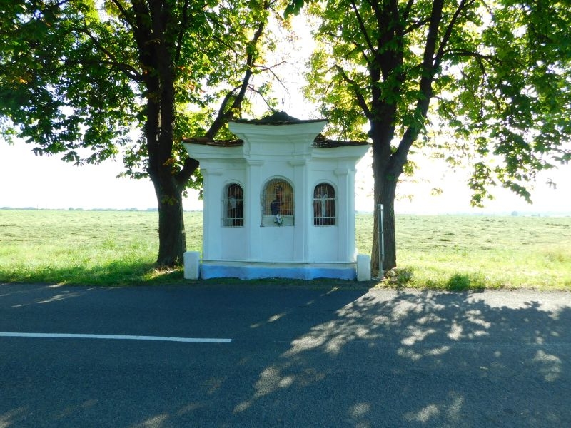 Kaplička u Uherského Ostrohu, kam Bronislava Knápková ukládala zprávy do mrtvé schránky. Zdroj: Paměť národa / foto Vít Lucuk