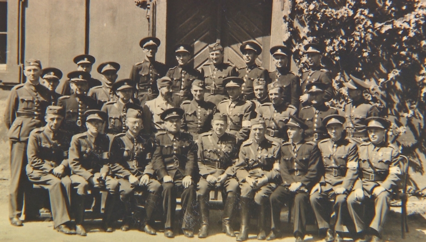 Posádka na Karlově během povstání, plukovník Vejmelka uprostřed dolní řady