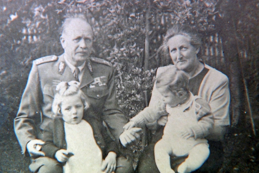 František Vejmelka s manželkou a vnoučaty