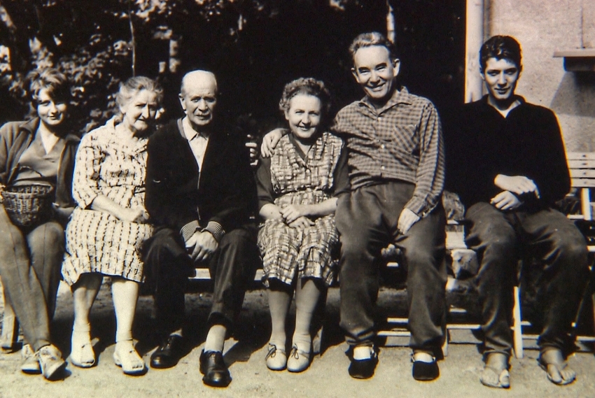 František Vejmelka s rodinou roku 1967, zleva vnučka Blanka Ečerová, paní Vejmelková, František Vejmelka, jeho bratranec s manželkou a bratr Blanky Ečerové