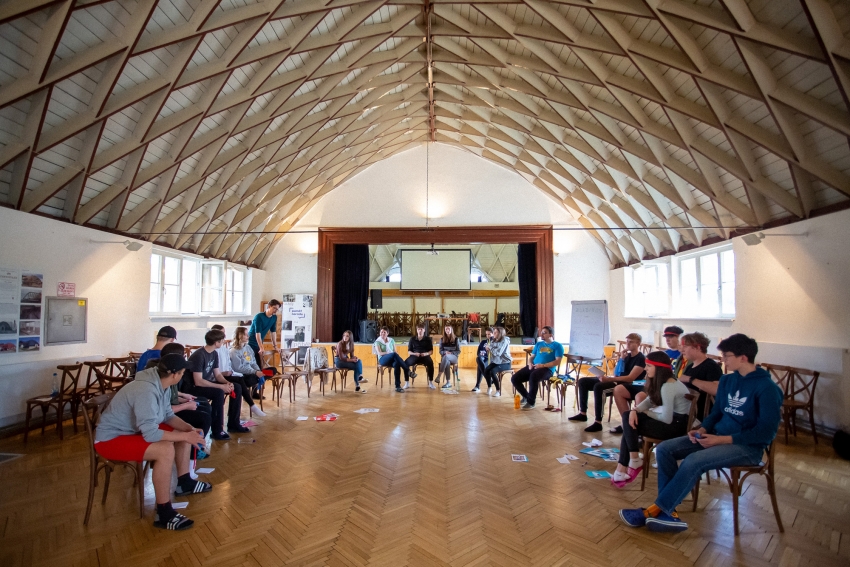 Čeští a bavorští středoškoláci během workshopu. Zdroj: Paměť národa / foto Jindřich Čermák