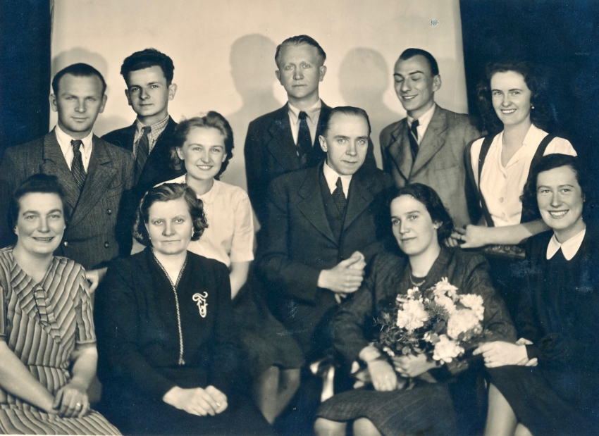 Zaměstnanci fotoateliéru Balzar, Anna Pokorná v bílé halence uprostřed