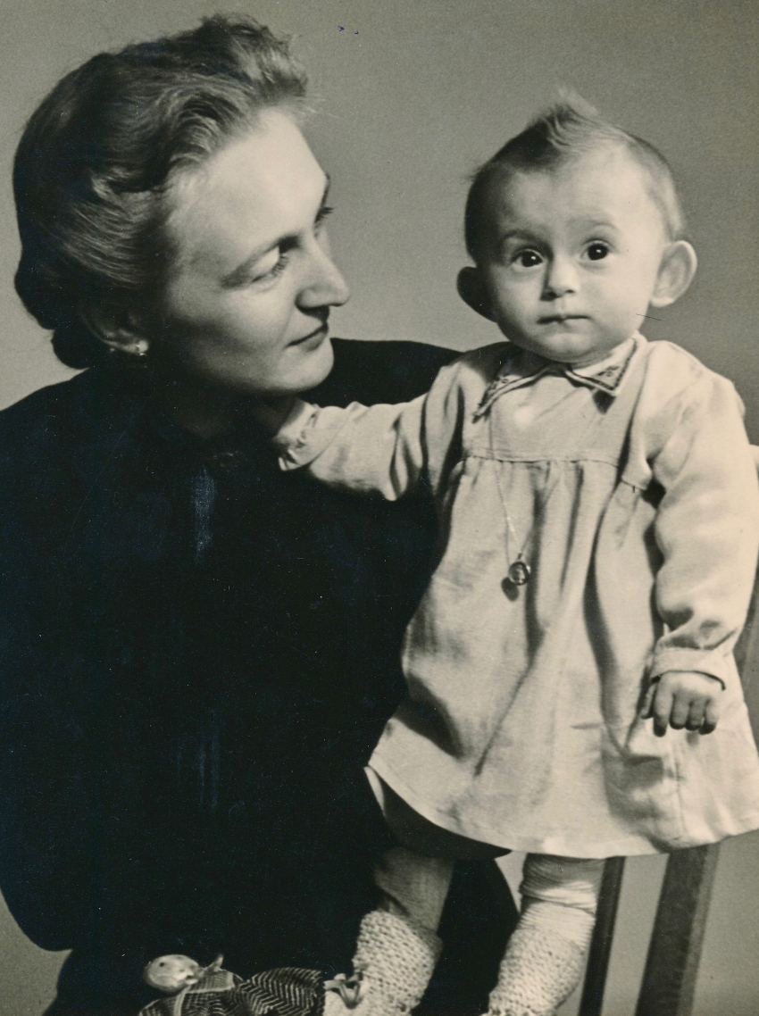 Anna Pokorná s dcerou Zuzankou, 1945