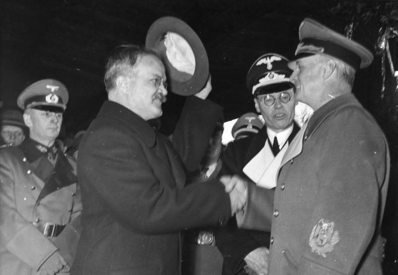 Tehdy ještě Stalin s Hitlerem byli spojenci... Ministr zahraničí Sovětského svazu Molotov se loučí se svým protějškem Ribbentropem v Berlíně v listopadu 1940. Zdroj: Bundesarchiv Bild 