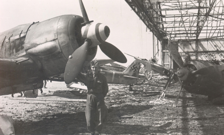 Charles Miller na zničeném letišti v Pardubicích, květen 1945