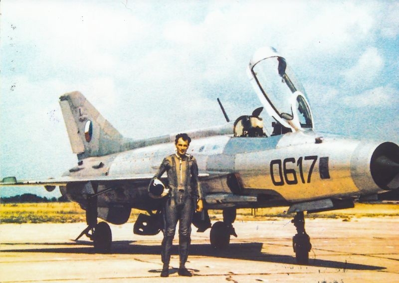 Emil Přádný se stal vojenským pilotem a leteckým konstruktérem. Na snímku pózuje před letounem MIG 21 dne 20. srpna roku 1968, na letišti Mladá u Milovic.. Zdroj: Paměť národa / archiv pamětníka
