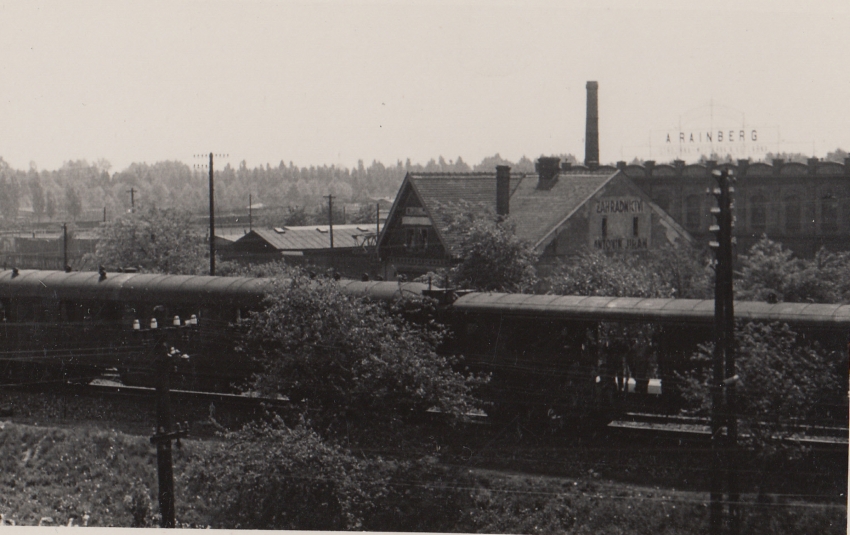 Pohled z okna domu Kopeckých na pardubickou železnici v roce 1945
