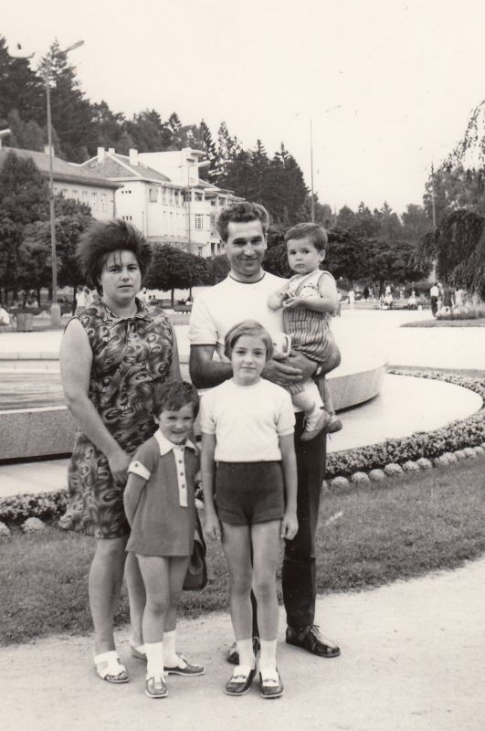 Ropdina Machovčákových počátkem 70. let na výletě v Luhačovicích. Irena stojí vlevo dole. Zdroj: Paměť národa / archiv pamětnice