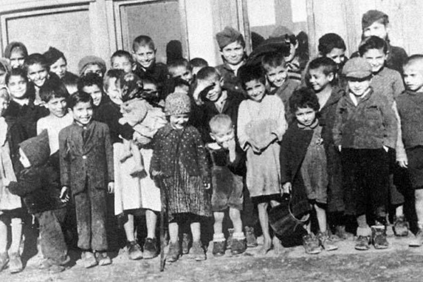 Romské děti vězněné v koncentračním táboře Lety. Zdroj: Akademie věd České republiky