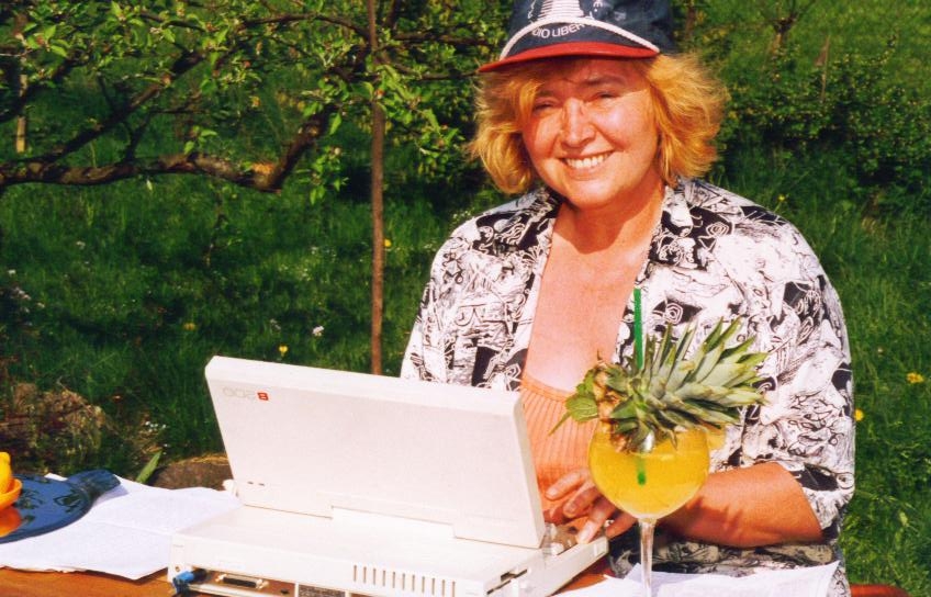 S jedním z prvních „laptopů“ na zahradě chalupy, začátek 90. let, Zdroj: archiv pamětnice