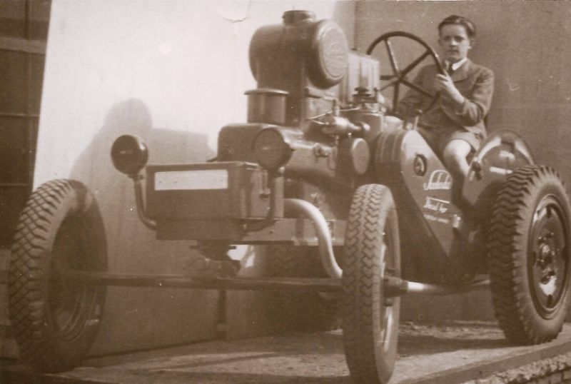 Václav na traktoru Svoboda Dk 12 v otcově továrně. Snímek pochází z válečných let. Zdroj: Paměť národa / archiv pamětníka