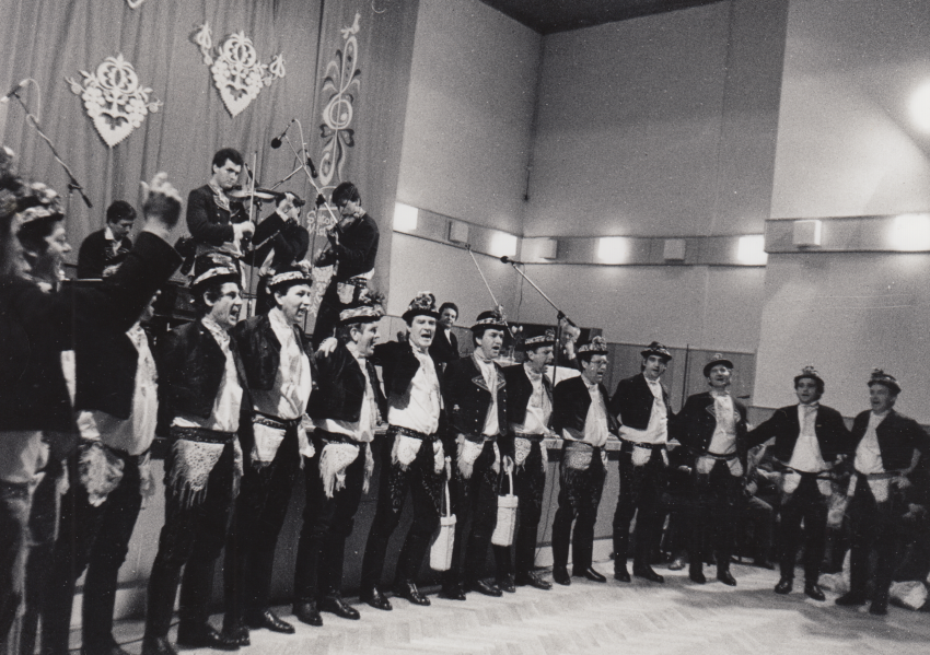 Varmužova cimbálová muzika a mužský pěvecký sbor v roce 1984, 20. výročí založení muziky. Zdroj: archiv pamětníka