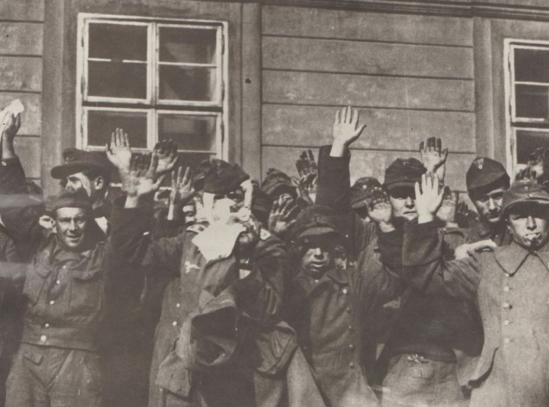 Němečtí zajatci během Pražského povstání. Zdroj: Paměť národa / archiv pamětníka Václava Jiterského