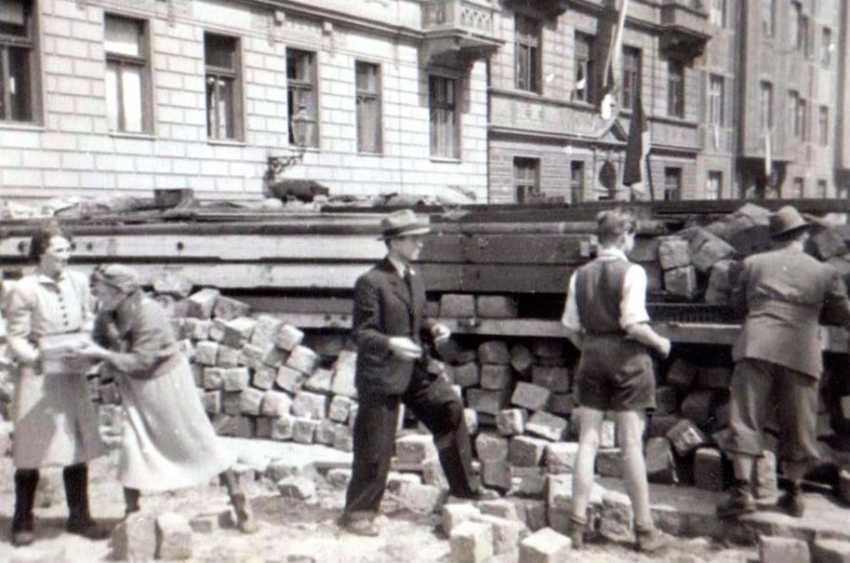 Rozebírání barikád po Pražském povstání. Zdroj: Paměť národa / archiv pamětnice Dagmar Houskové