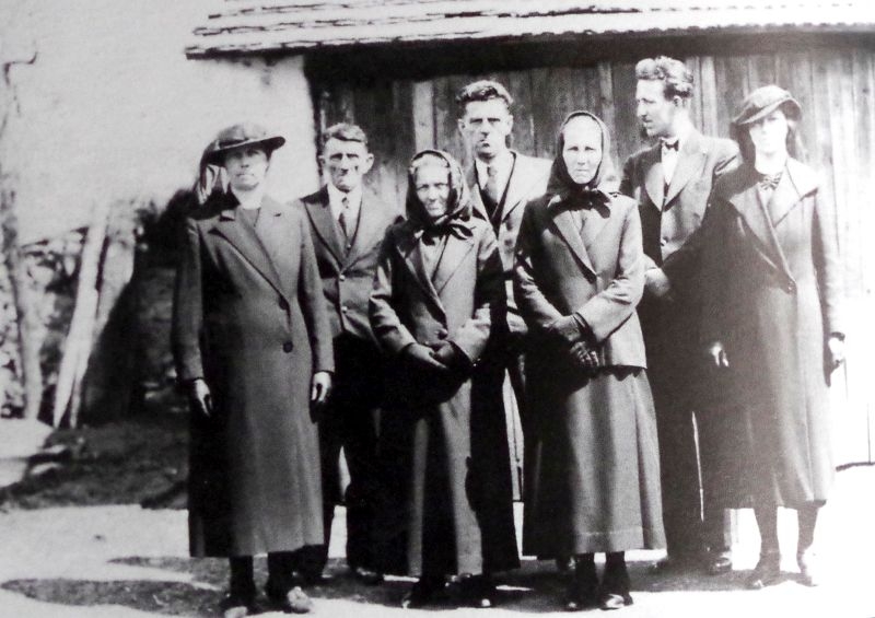 Rodina Krzákových před válkou, Rudolf stojící uprostřed. Zdroj: Paměť národa / archiv pamětníka