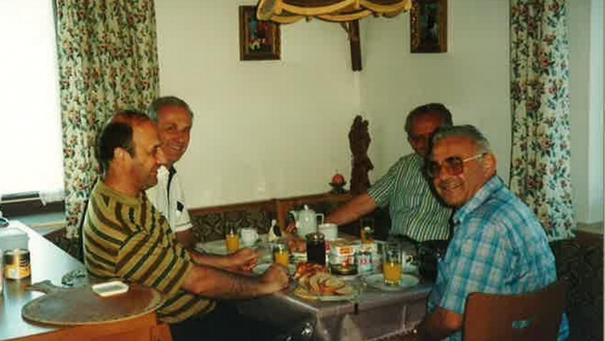Jan Graubner (vlevo vpředu) s kardinálem Miloslavem Vlkem (vpravo vpředu), biskupem Františkem Radkovským (vlevo vzadu) a biskupem Joachimem Reineltem z Drážďan (vpravo vzadu) na dovolené v jižních Čechách (90. léta). Zdroj: archiv pamětníka