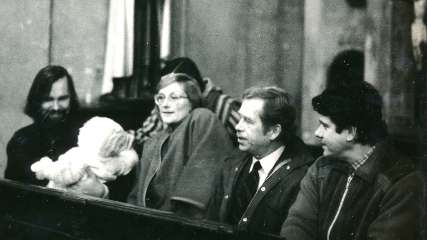 Křtiny Jany Patočkové s kmotry Václavem Havlem a Václavem Malým, 1987. Zdroj: archiv pamětníka