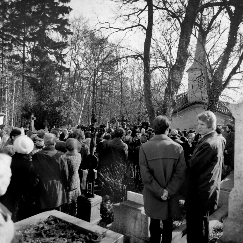 Pohřeb Jana Patočky pod dohledem StB zachytil tehdy sedmnáctiletý Ondřej Němec. Zdroj: Paměť národa