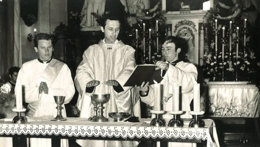 Primiční mše svatá Jana Graubnera (uprostřed), 24. červen 1973. Zdroj: archiv pamětníka