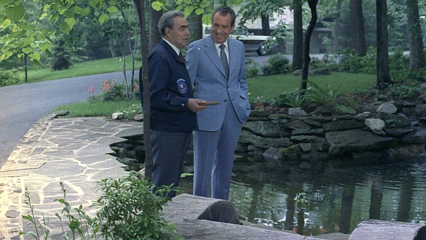 Richard Nixon s Leonidem Brežněvem v roce 1973 v Camp Davidu. Zdroj Nixon Library