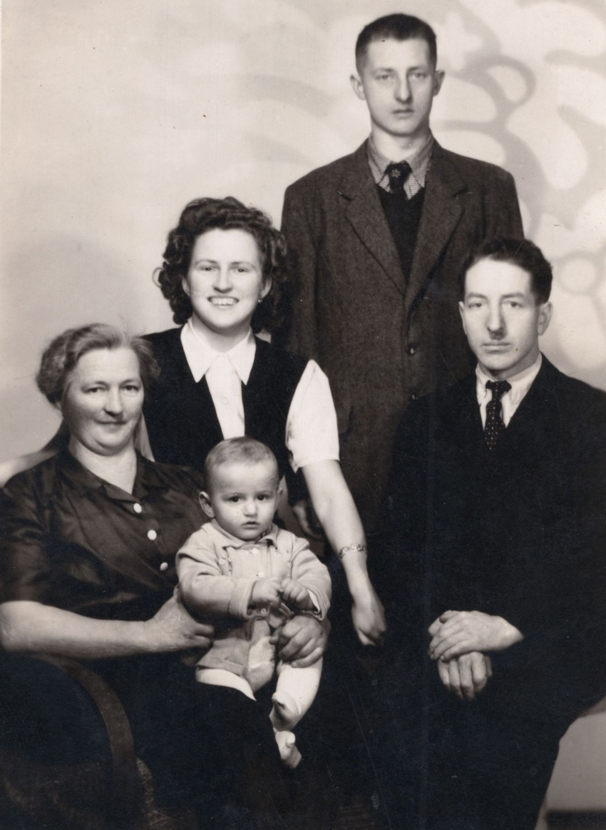 Malý Rudolf Hable s rodiči a staršími sourozenci - asi v roce 1949. Zdroj: Paměť národa 