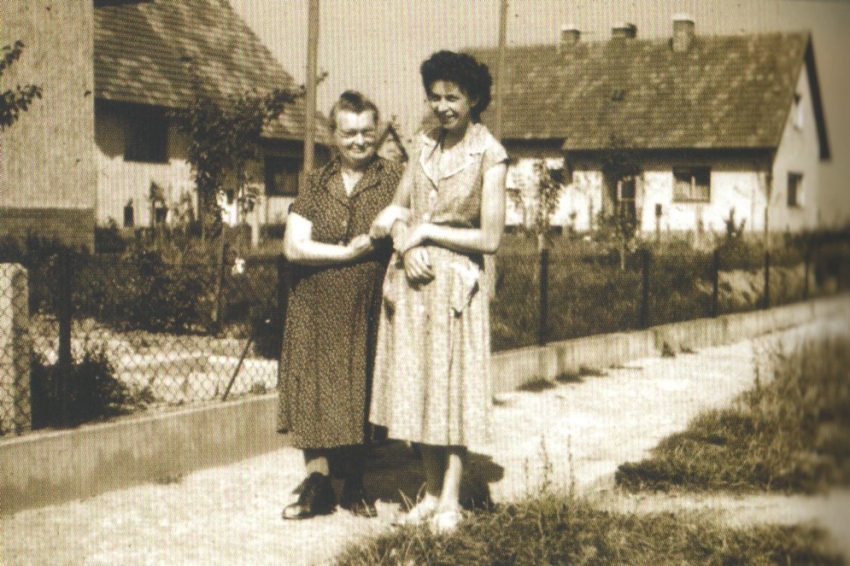 S maminkou v nových Lidicich v roce 1959. Zdroj: archiv J. Skleničkové