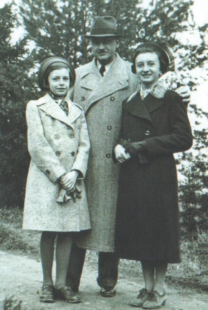 Sestry s tatinkem v roce 1938, Jaroslava vlevo. Zdroj: archiv J. Skleničkové