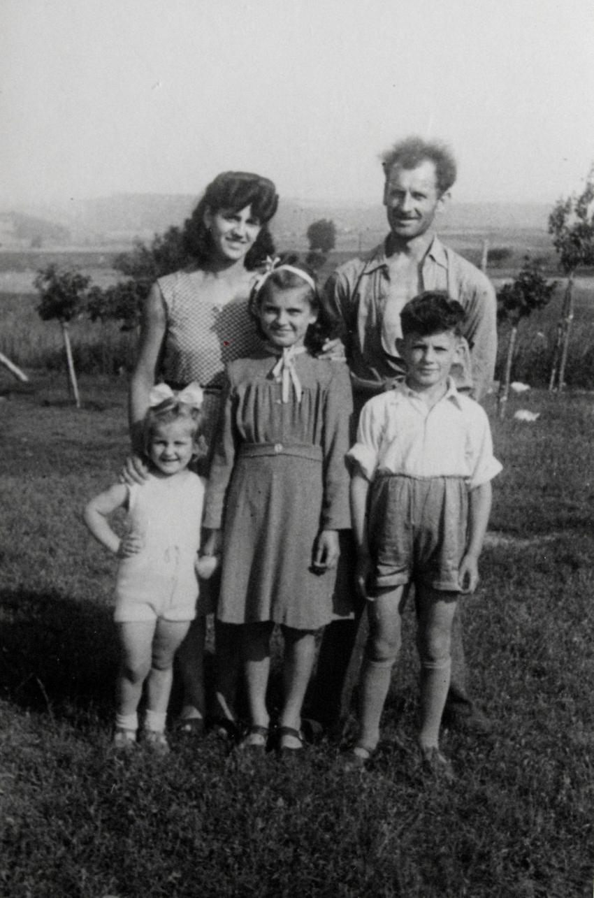 Věra Smržová (dívka uprostřed) s rodiči a sourozenci