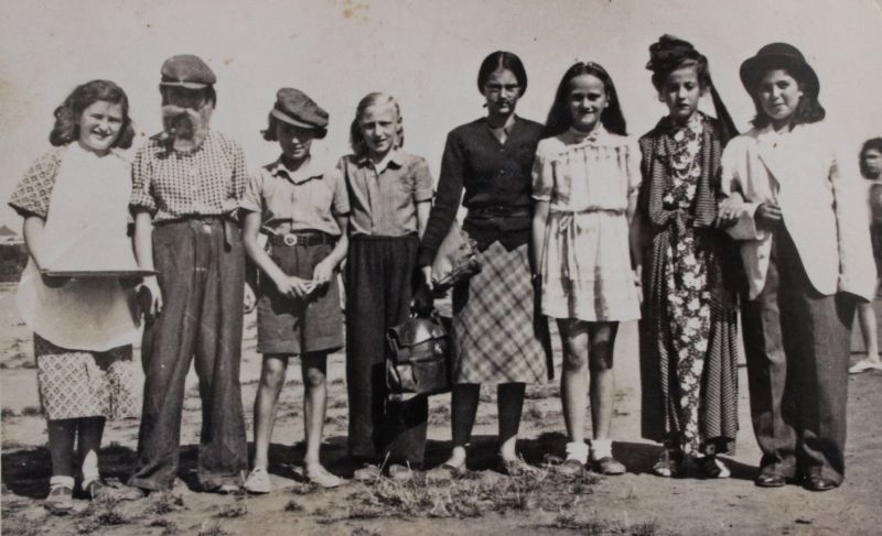 Židovská mládež na Hagiboru, oslava svátku Purim, cca 1941 nebo 1941. Zdroj Paměť národa / archiv pamětnice Hany Weingarten, roz. Wertheimerové
