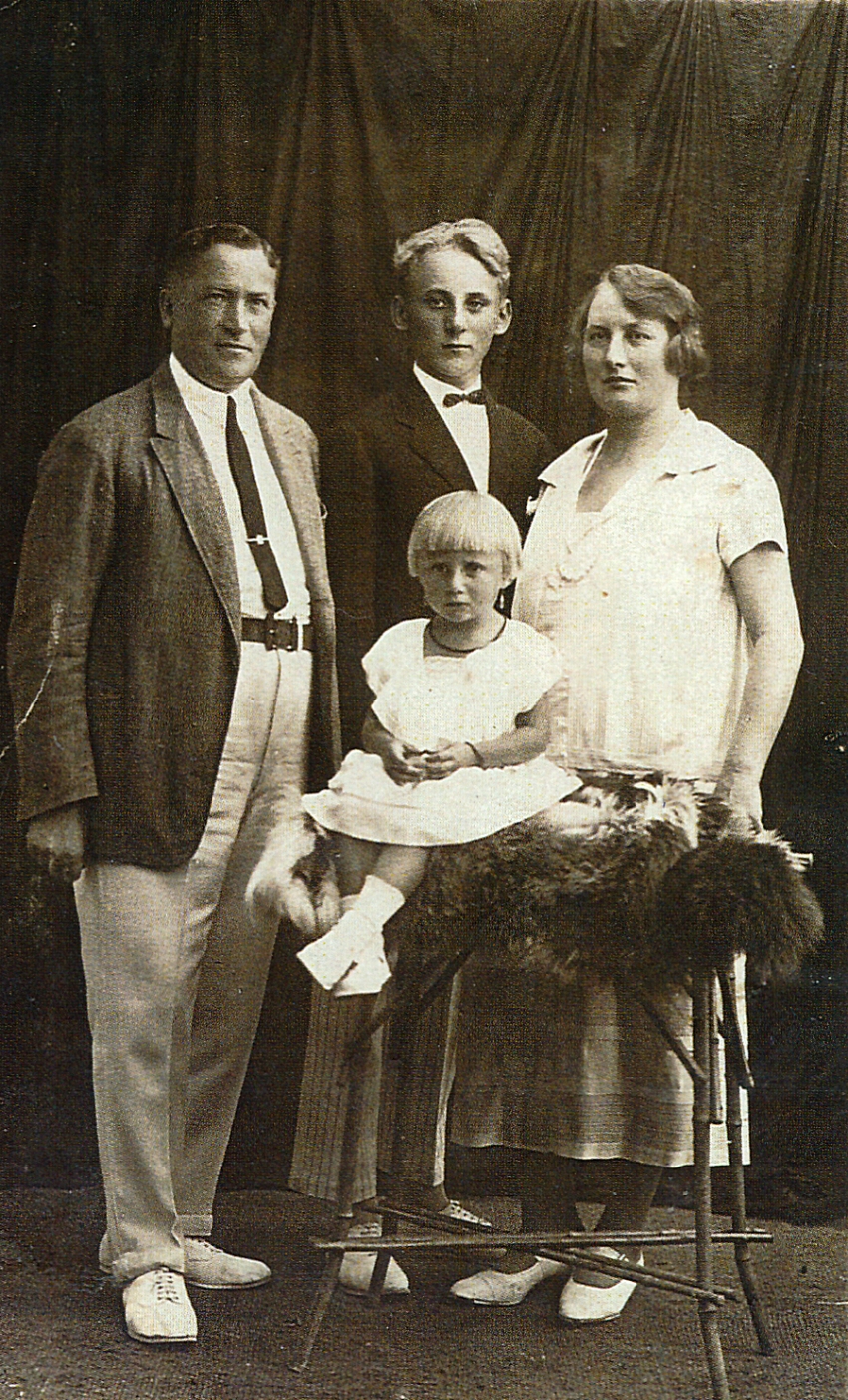 Hoteliér Alois Mandásek s manželkou Bertou a dětmi Aloisem a Věrou, 1924. Zdroj: archiv pamětníka