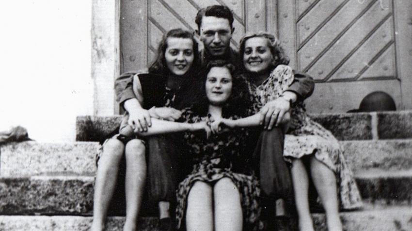 Květnoví přátelé, zleva Eliška Hronová, kamarádka Helena, sestra Kamila a americký voják Jimmy Red, Sušice  1945