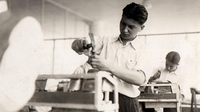 Tomáš Baťa junior se učí ševcovskému řemeslu. Zdroj: Post Bellum