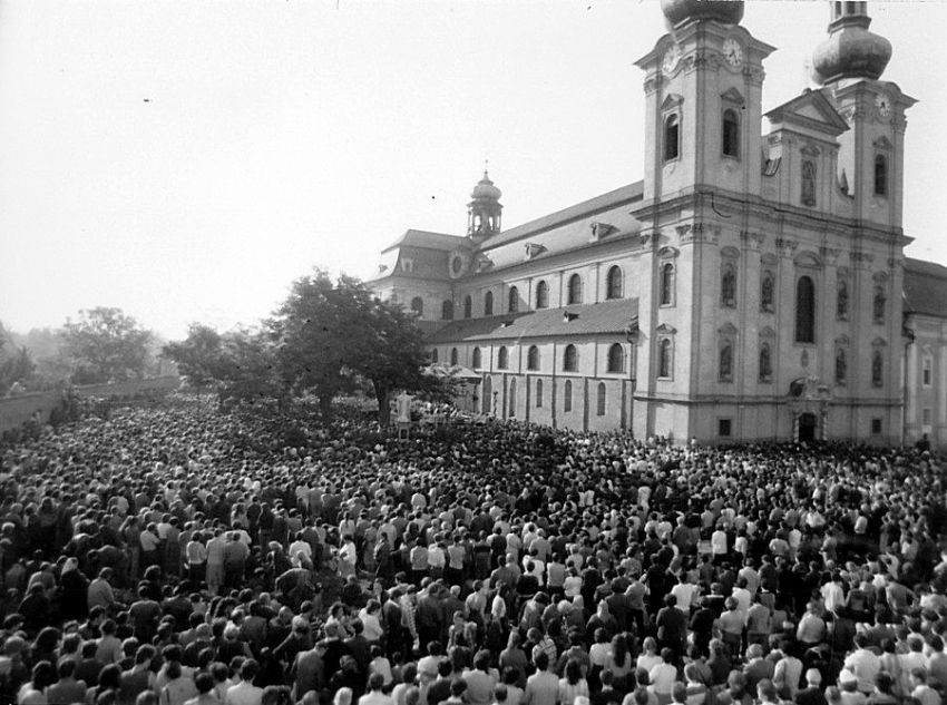 Prostranství před bazilikou při pouti v roce 1985. Zdroj: Velehrad.cz