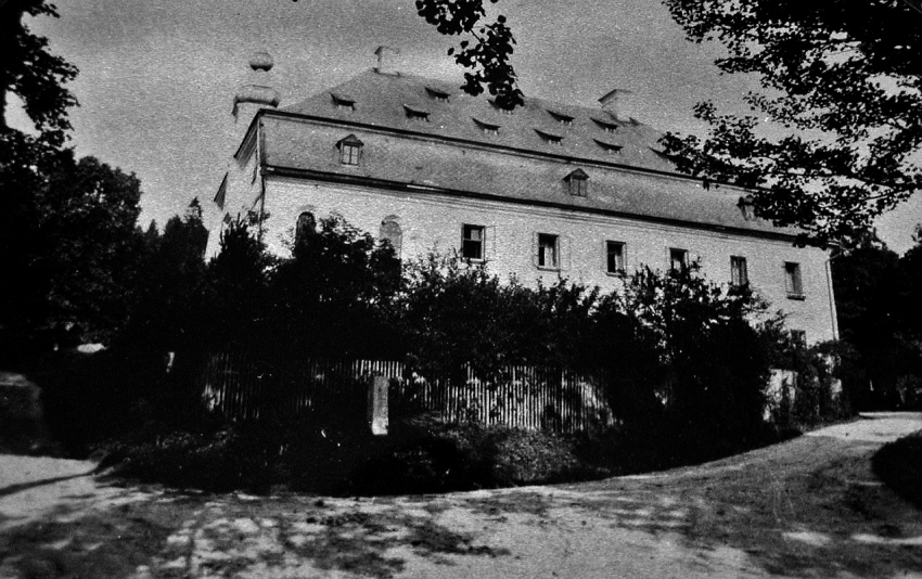 Bývalý zámek Debrník, zbořený na podzim 1989. Zdroj: archiv Z. Roučky