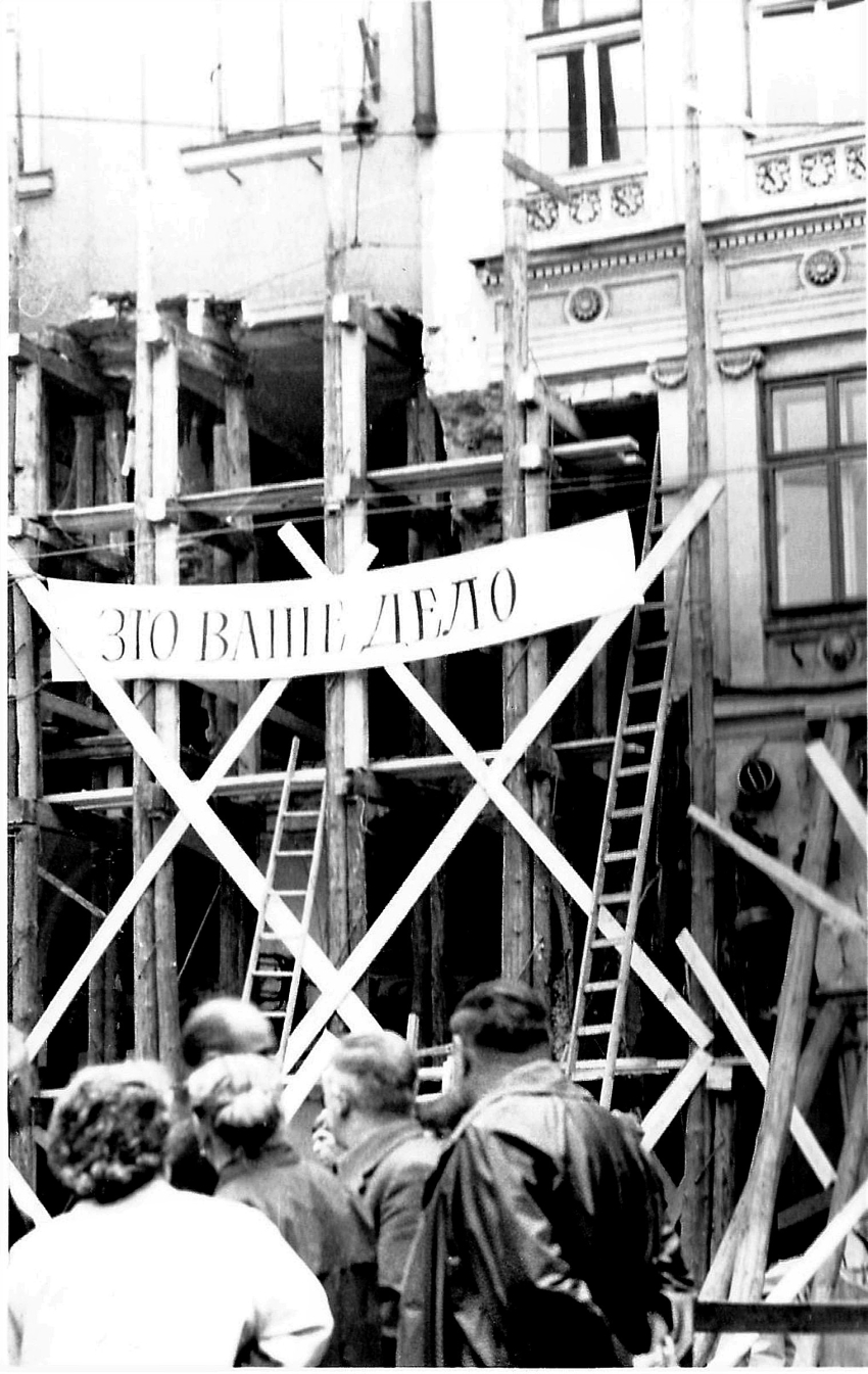 Podloubí zničené nárazem sovětského tanku s transparentem v ruštině - To je vaše práce. Zdroj: archiv pamětníka