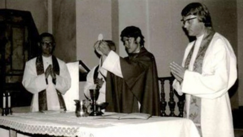 Primice, první mše, kterou jako čerstvě vysvěcený kněz sloužil Václav Malý v kostele na Zlíchově (27. 6. 1976). Zdroj: archiv pamětníka