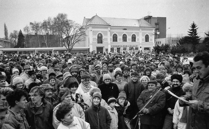 Demonstrace v listopadu 1989 v Břeclavi, na pódiu Zdeněk Hrubý